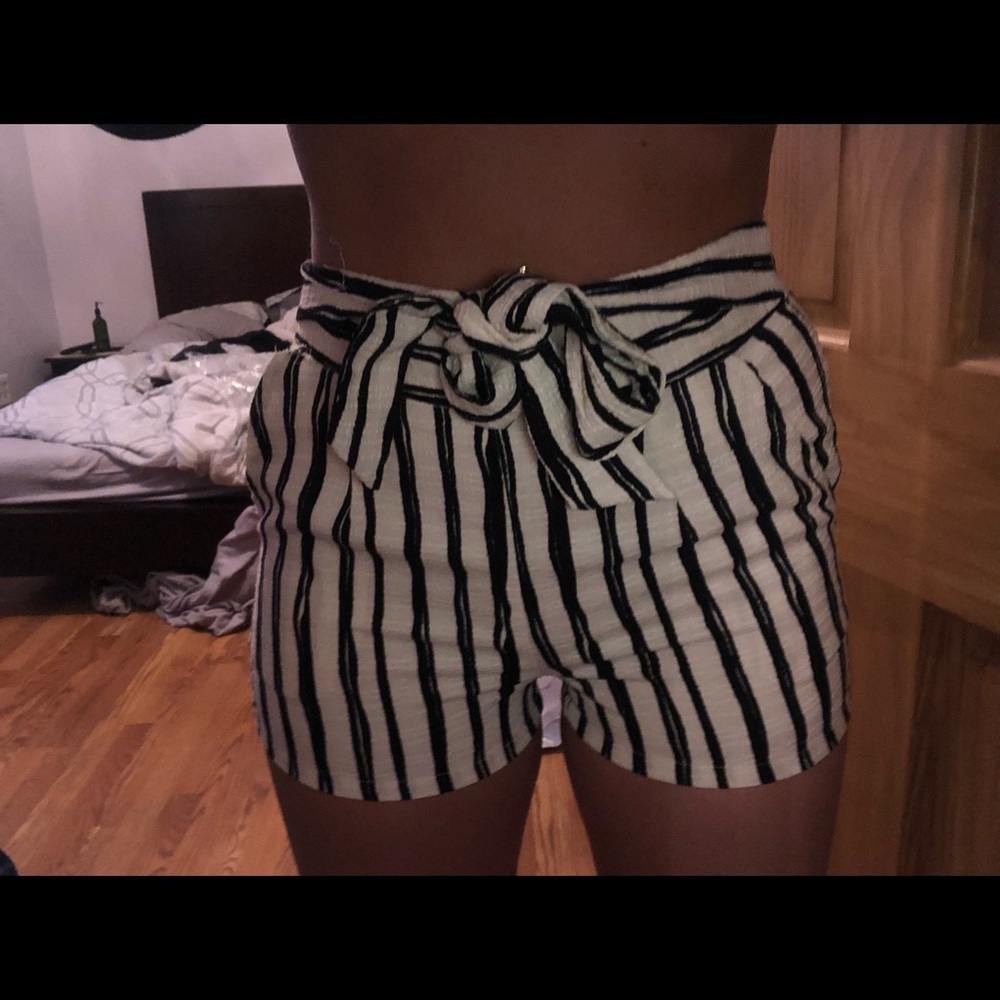Cute high waisted striped shorts size smal